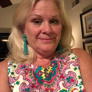 Meet your Posher, Debbie